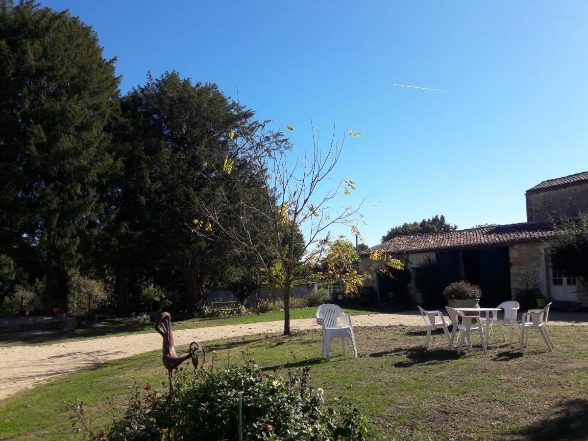 Le Logis Du Plessis Bed & Breakfast Chaniers Bagian luar foto